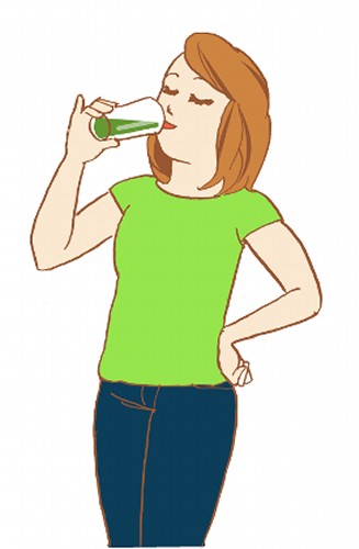 大麦若葉青汁を飲む女性